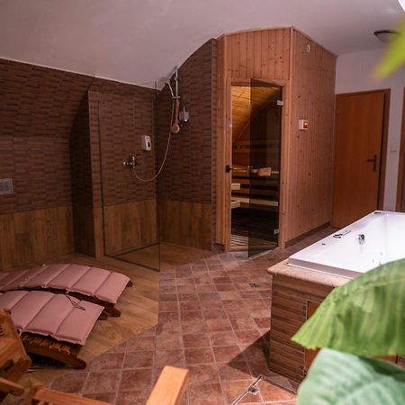 Hotel U Zlateho Kohouta Kromeriz Ngoại thất bức ảnh