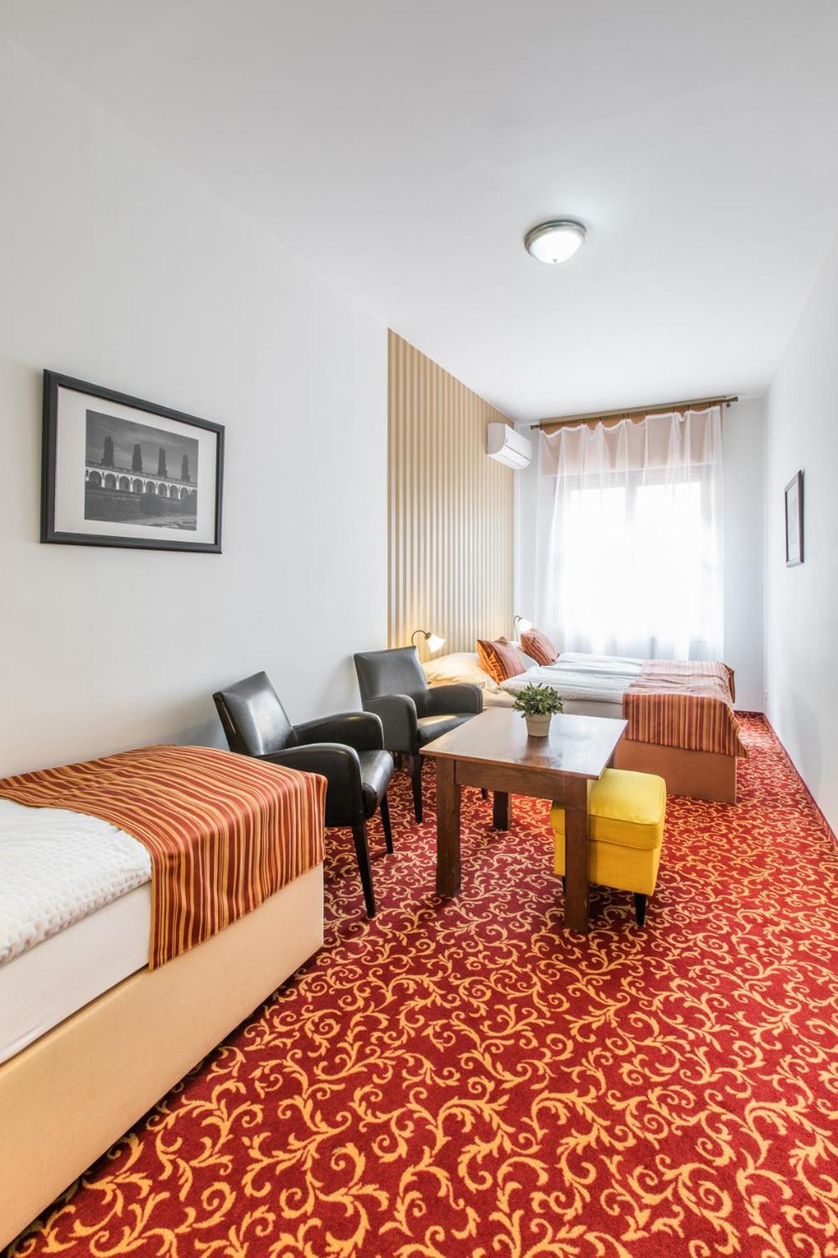 Hotel U Zlateho Kohouta Kromeriz Ngoại thất bức ảnh
