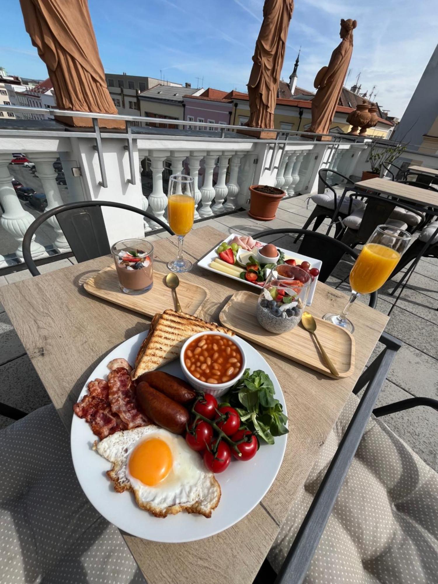 Hotel U Zlateho Kohouta Kromeriz Ngoại thất bức ảnh