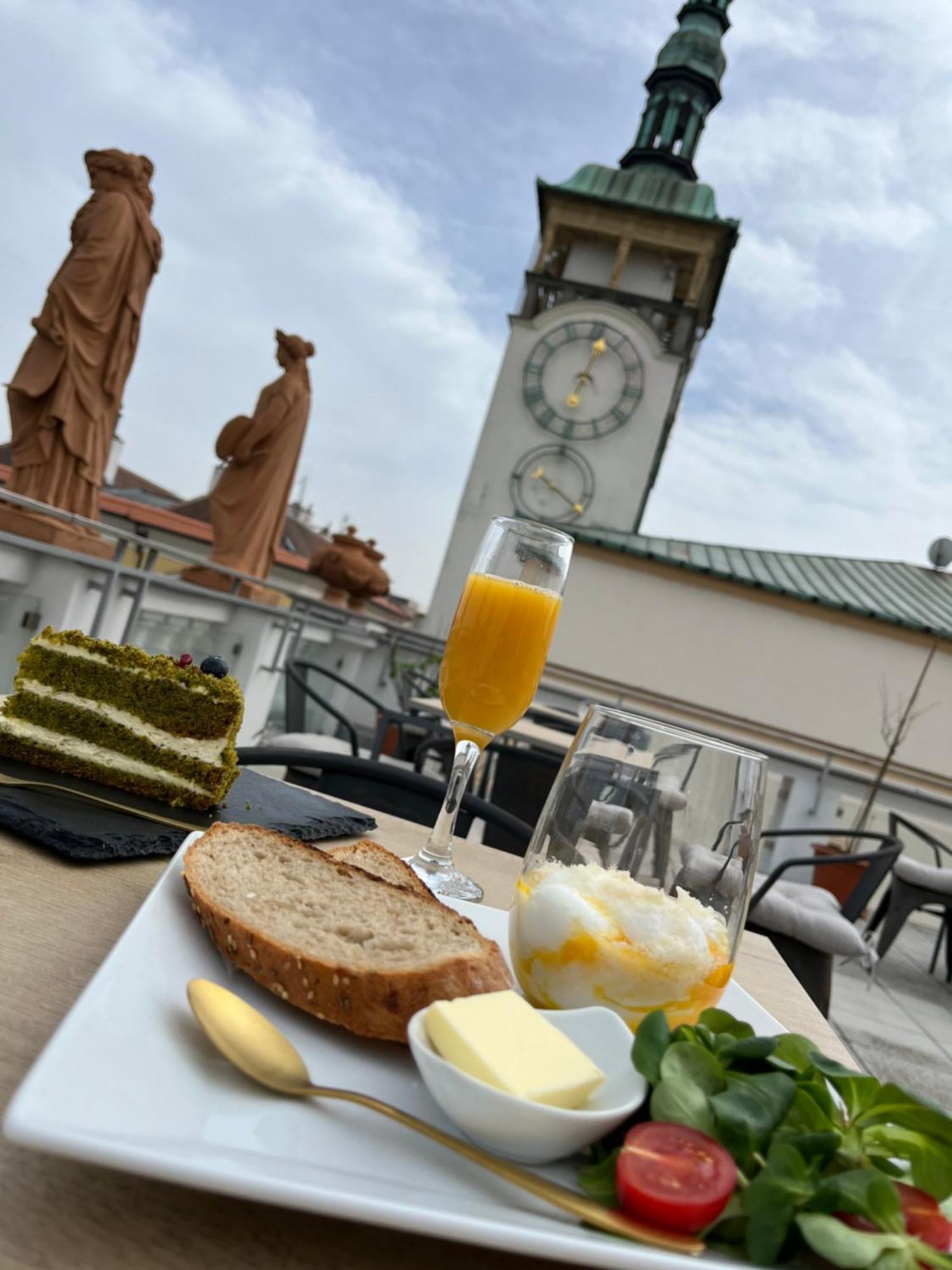 Hotel U Zlateho Kohouta Kromeriz Ngoại thất bức ảnh