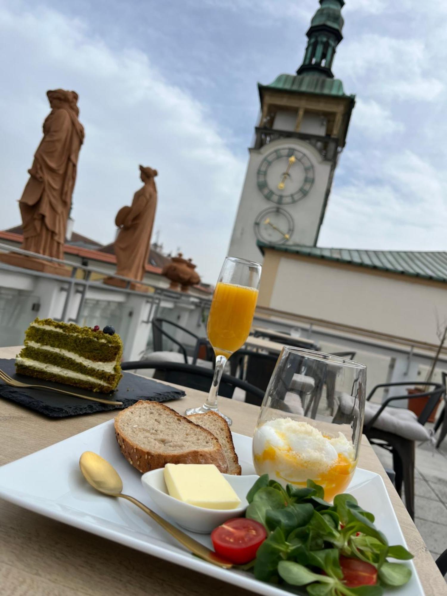 Hotel U Zlateho Kohouta Kromeriz Ngoại thất bức ảnh