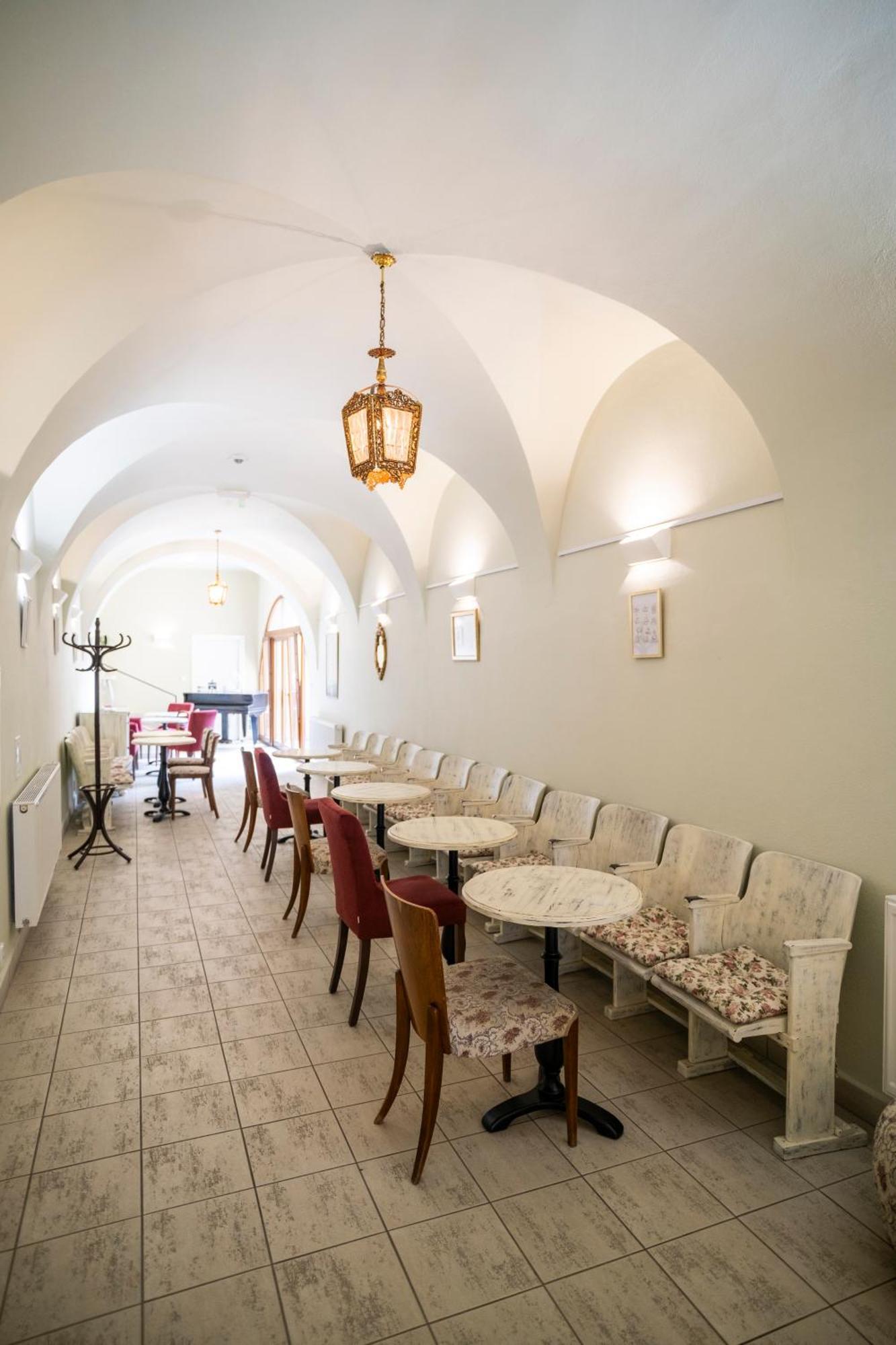 Hotel U Zlateho Kohouta Kromeriz Ngoại thất bức ảnh