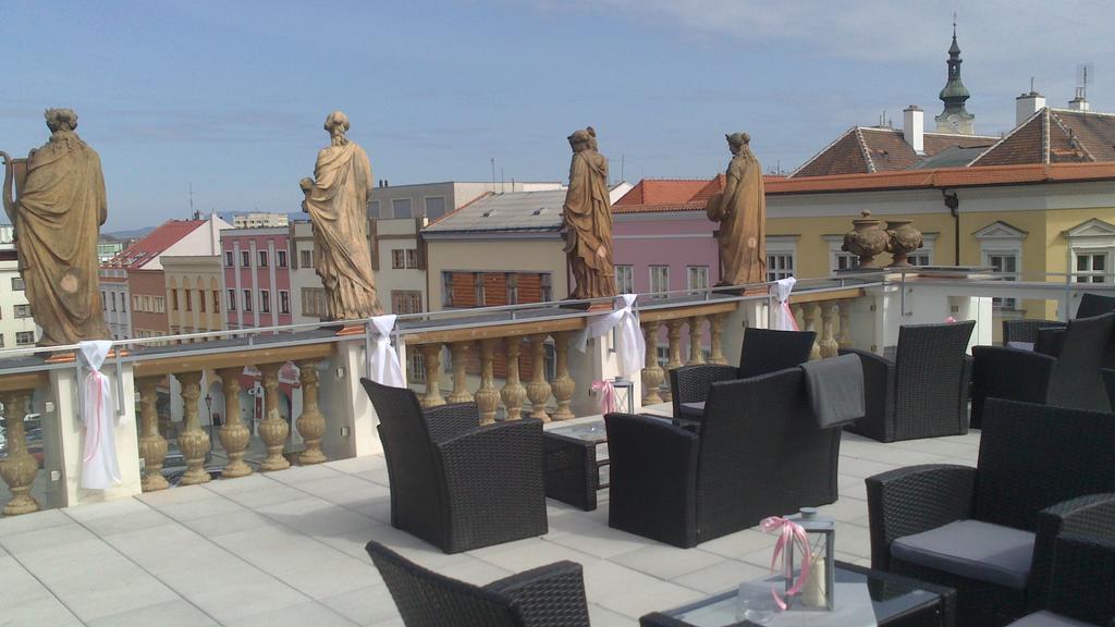 Hotel U Zlateho Kohouta Kromeriz Ngoại thất bức ảnh