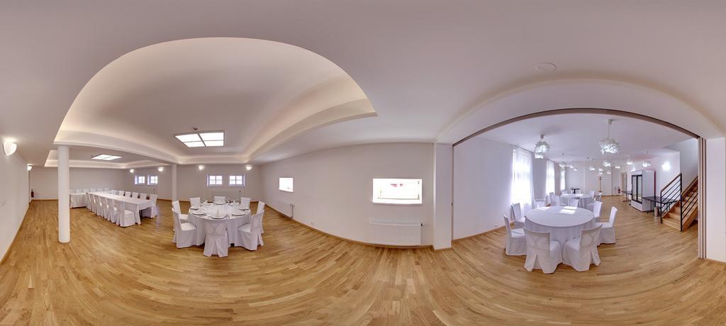 Hotel U Zlateho Kohouta Kromeriz Ngoại thất bức ảnh
