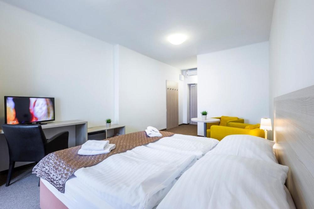 Hotel U Zlateho Kohouta Kromeriz Ngoại thất bức ảnh