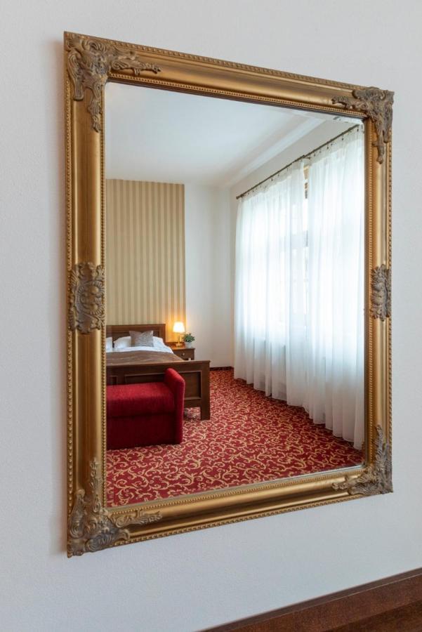 Hotel U Zlateho Kohouta Kromeriz Ngoại thất bức ảnh