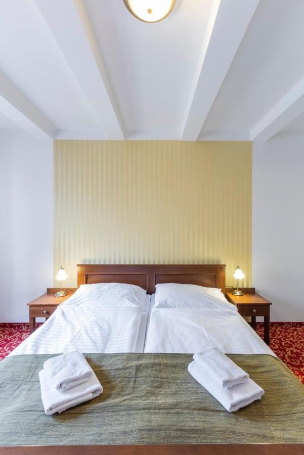 Hotel U Zlateho Kohouta Kromeriz Ngoại thất bức ảnh