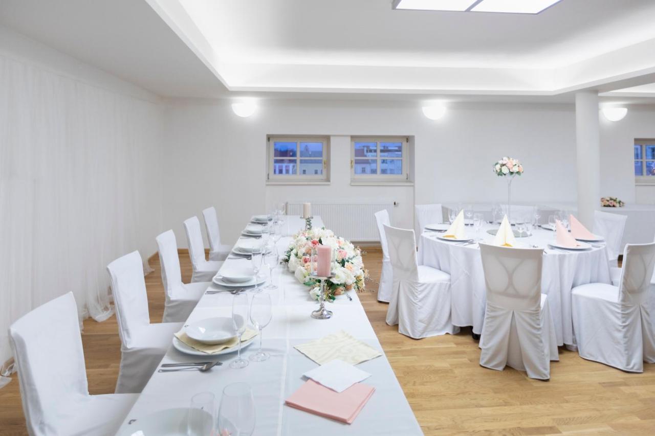 Hotel U Zlateho Kohouta Kromeriz Ngoại thất bức ảnh